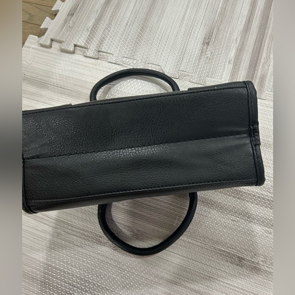 NWOT Black Pebbled Medium Crossbody Bag with Wallet Gold Accents - Picture 7 of 10